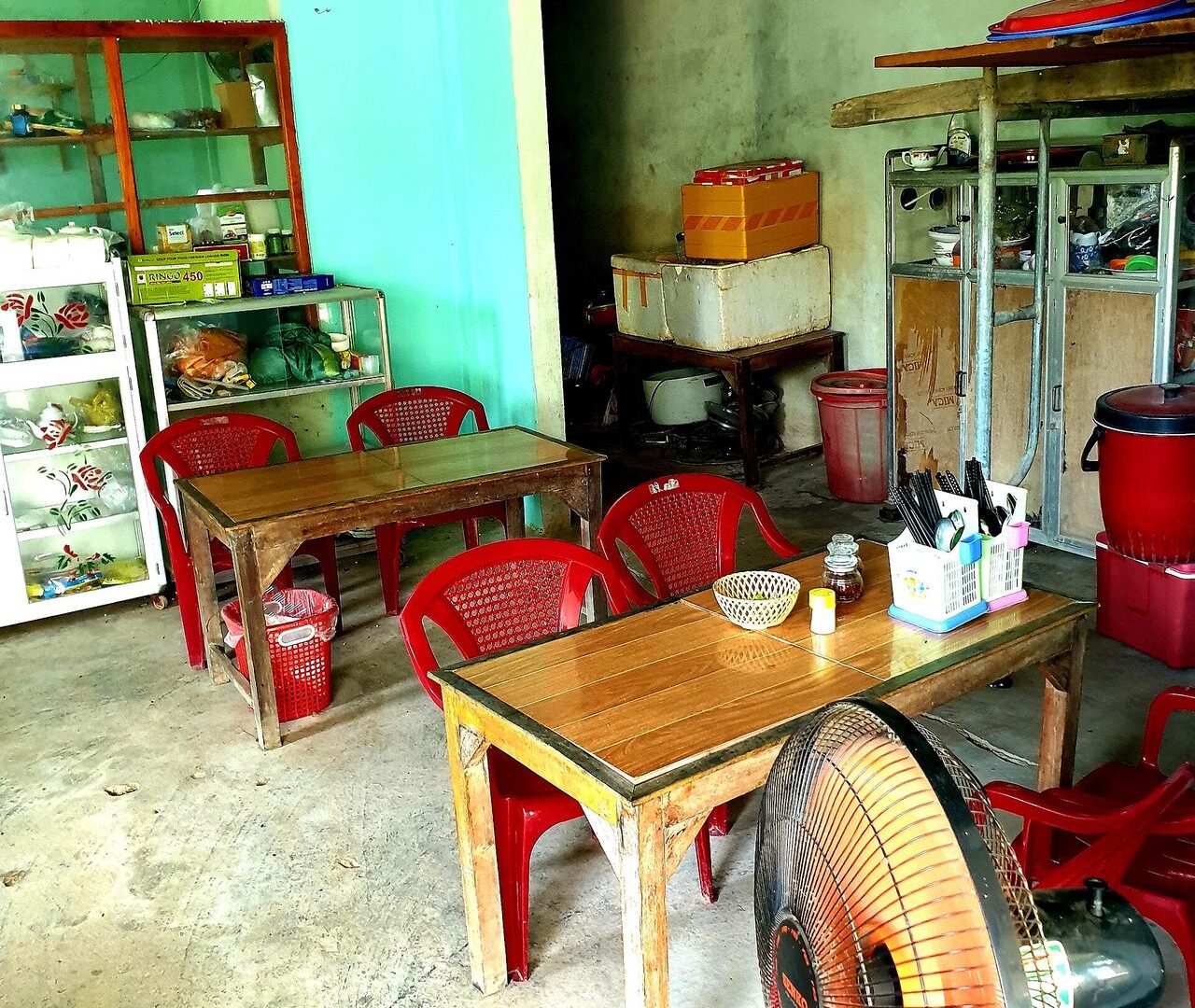 ベトナム・カムロー寺の隣にある、素朴な菜食食堂（cơm chay）の店内