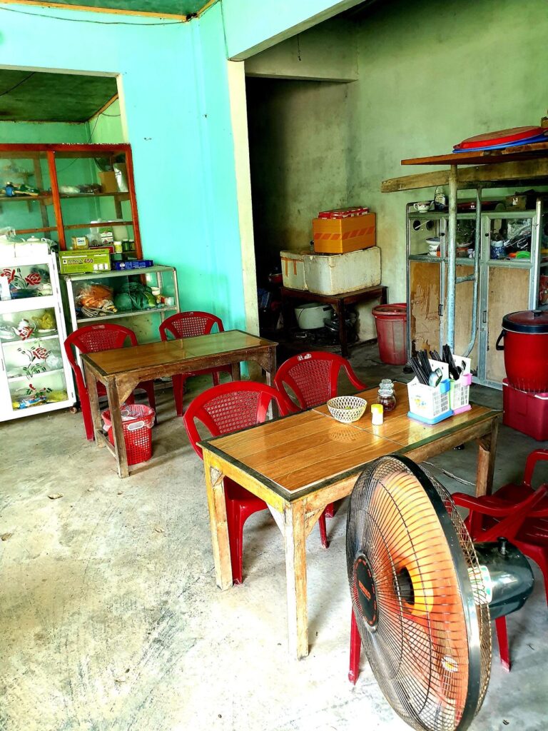 Không gian giản dị của quán cơm chay cạnh chùa Cam Lộ, Việt Nam