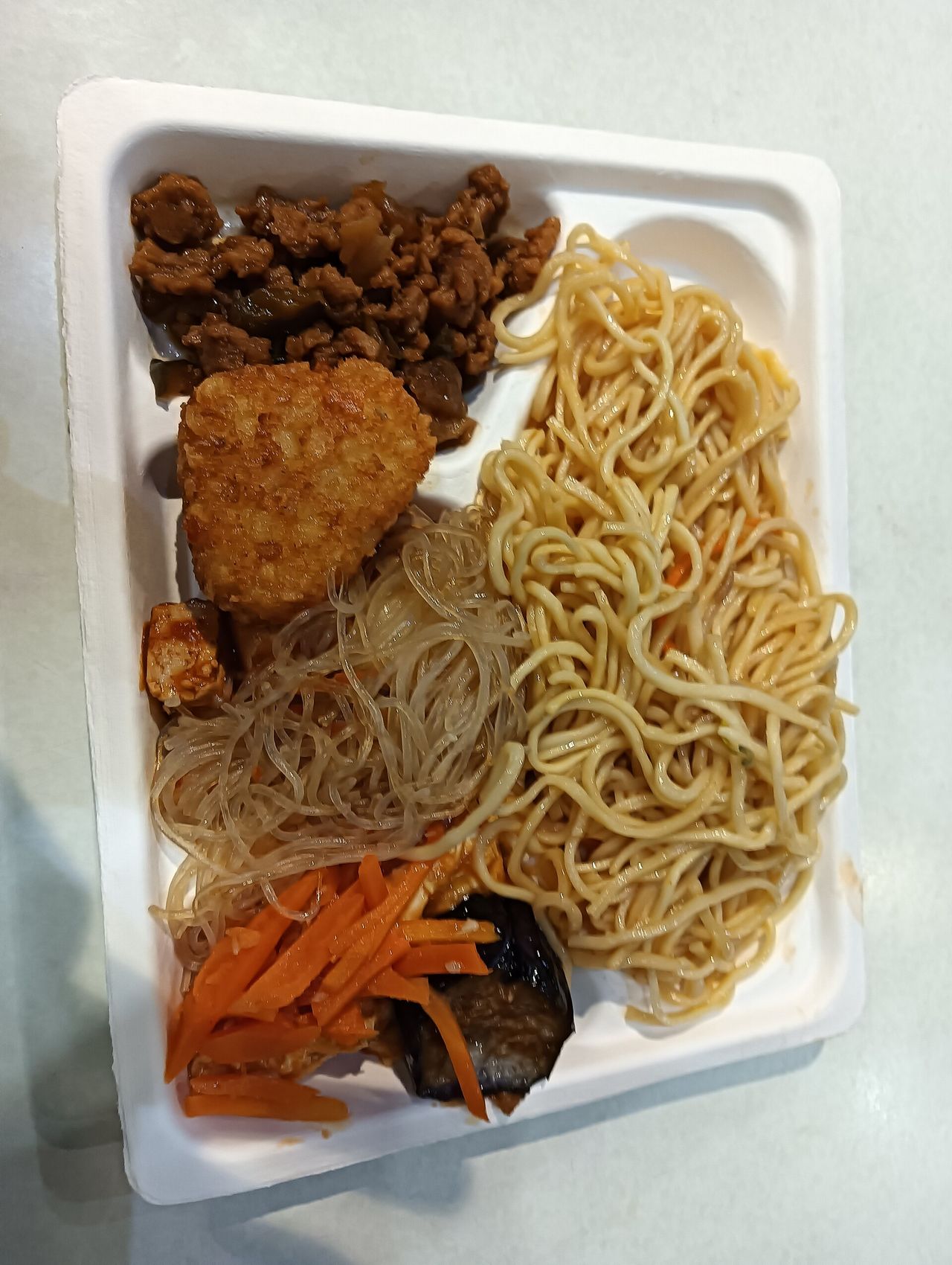 台北・石牌の素食店で買った、麺や春雨、揚げ物などを詰めた折箱
