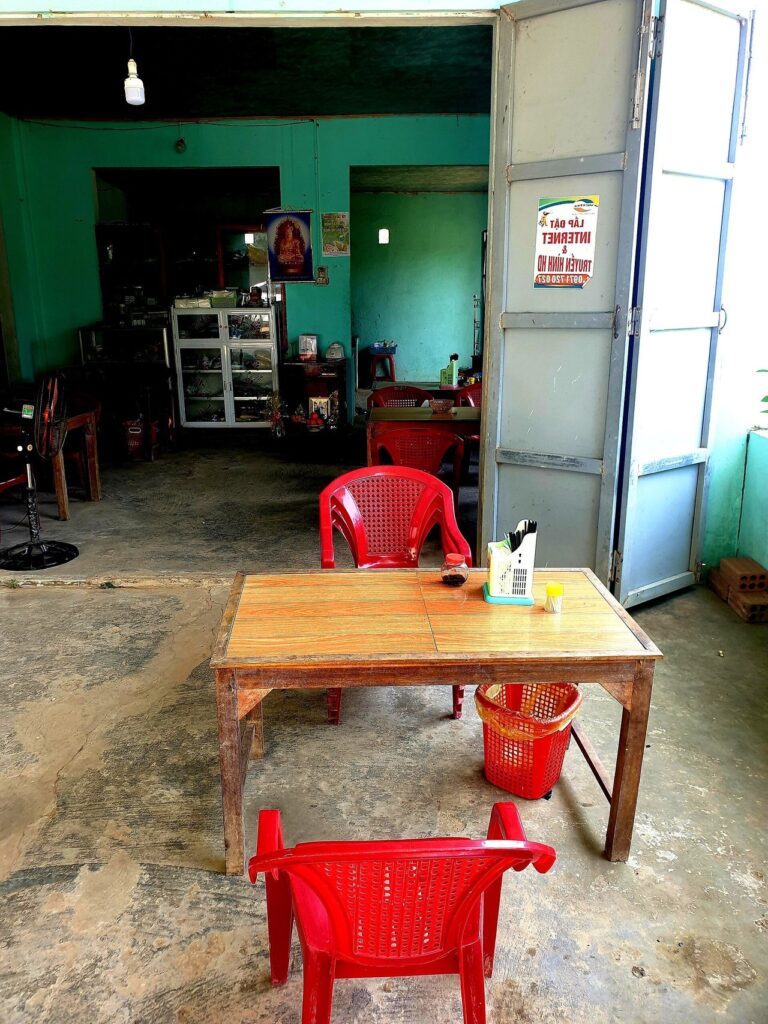 Lối vào và bên trong một quán cơm chay gần chùa ở Cam Lộ, Việt Nam