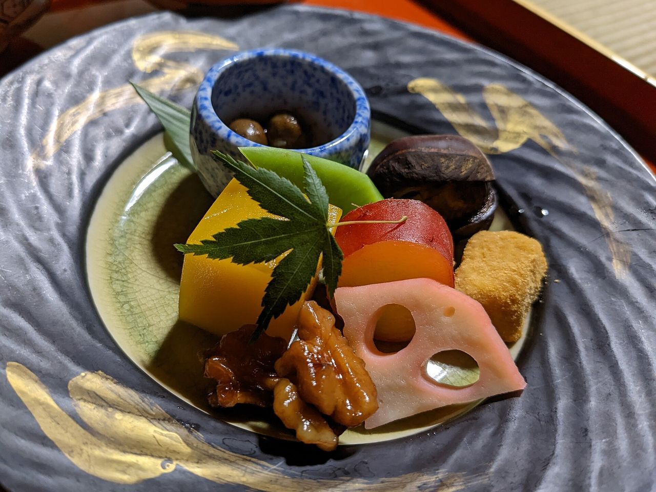 さまざまな色の野菜や木の実を盛り付けた精進料理の前菜
