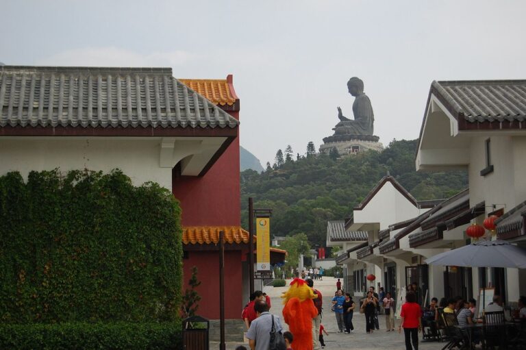 Làng Ngong Ping trên đảo Lantau với tượng Phật Thiên Đàn trên đồi