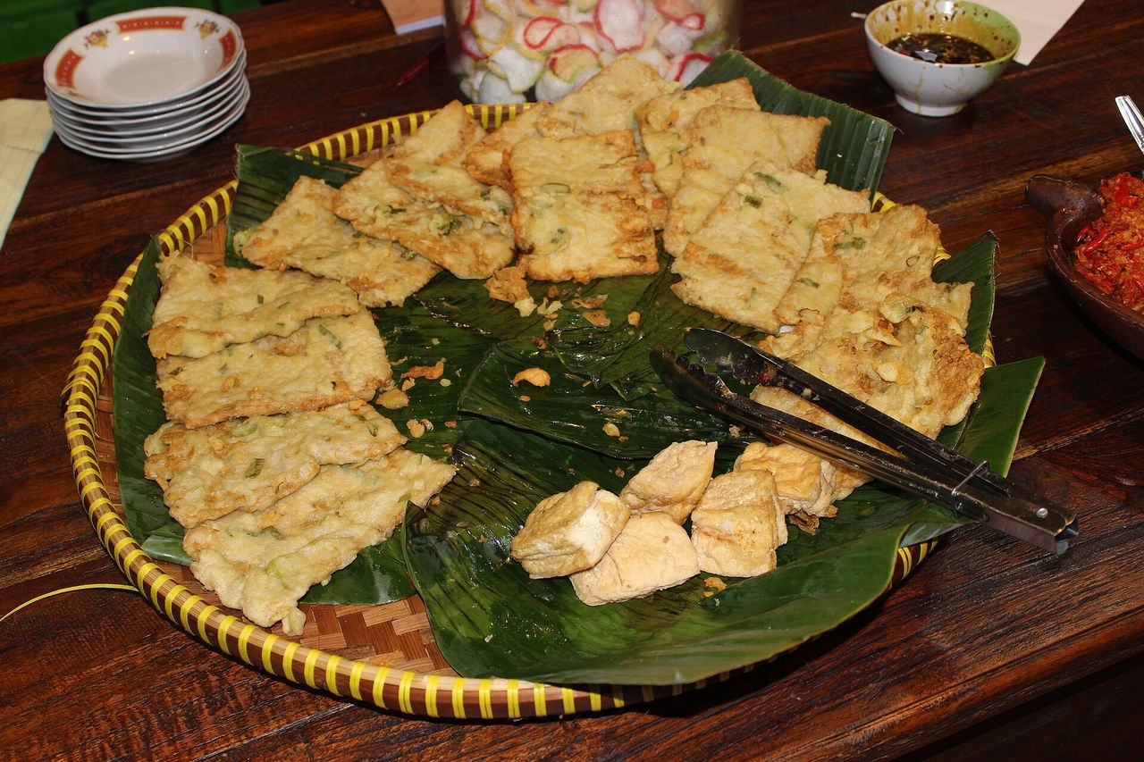 大きな盆に盛られた揚げテンペと揚げ豆腐