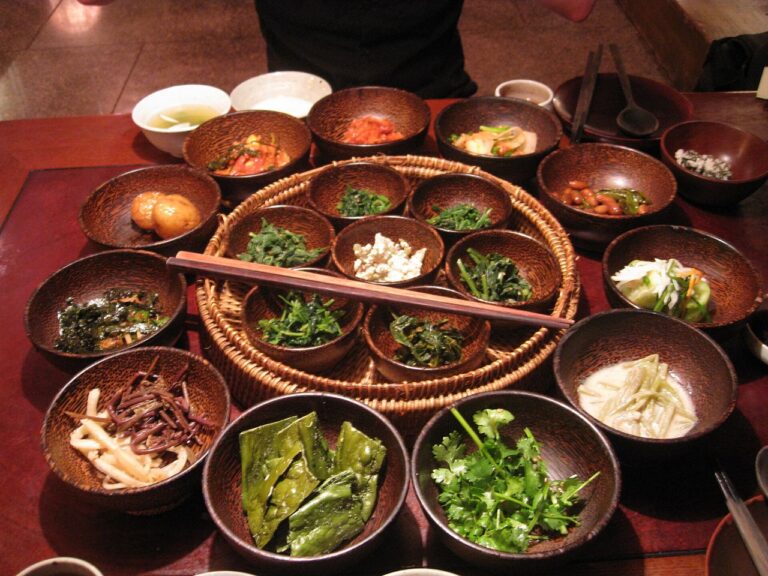 木の器に盛られた韓国の寺院料理風のおかず