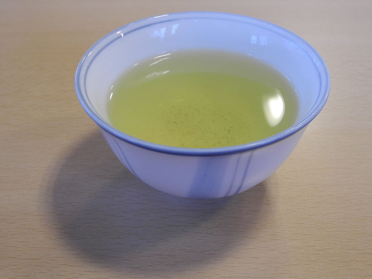 緑茶が入った白い湯のみ