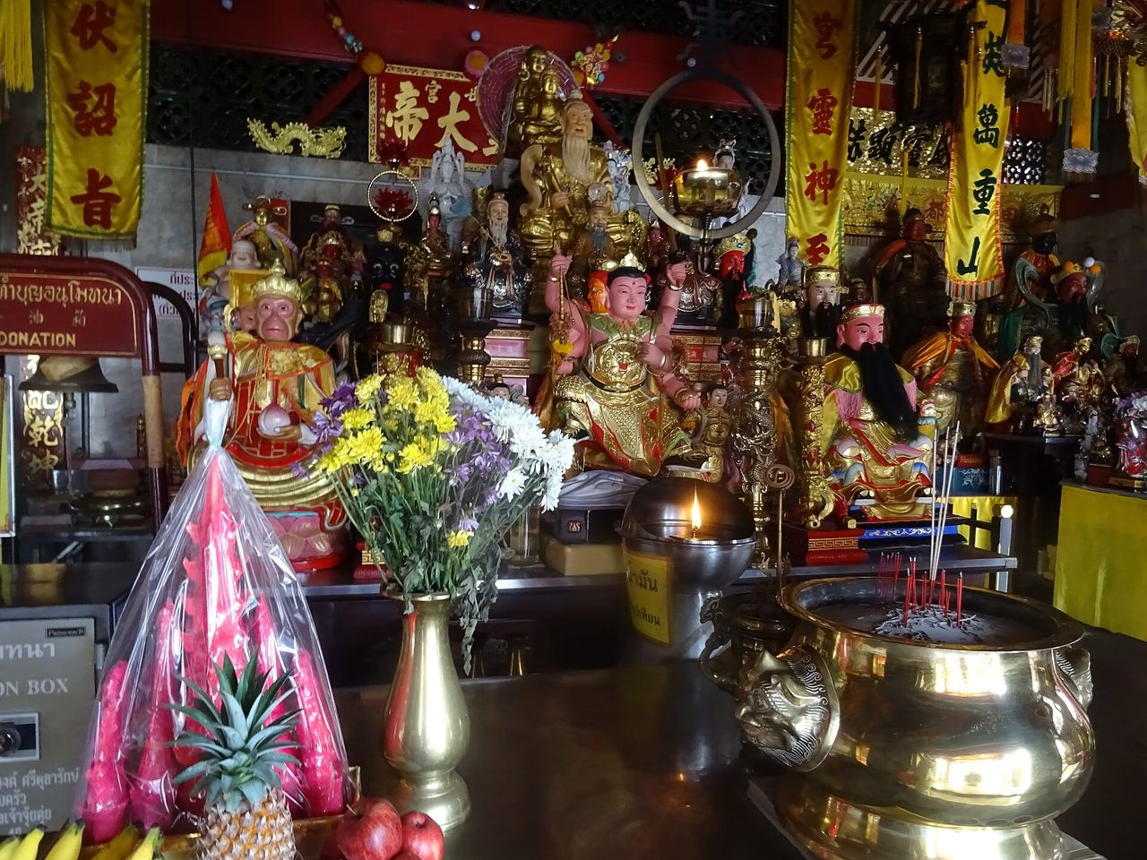 供花や線香が供えられた廟の祭壇