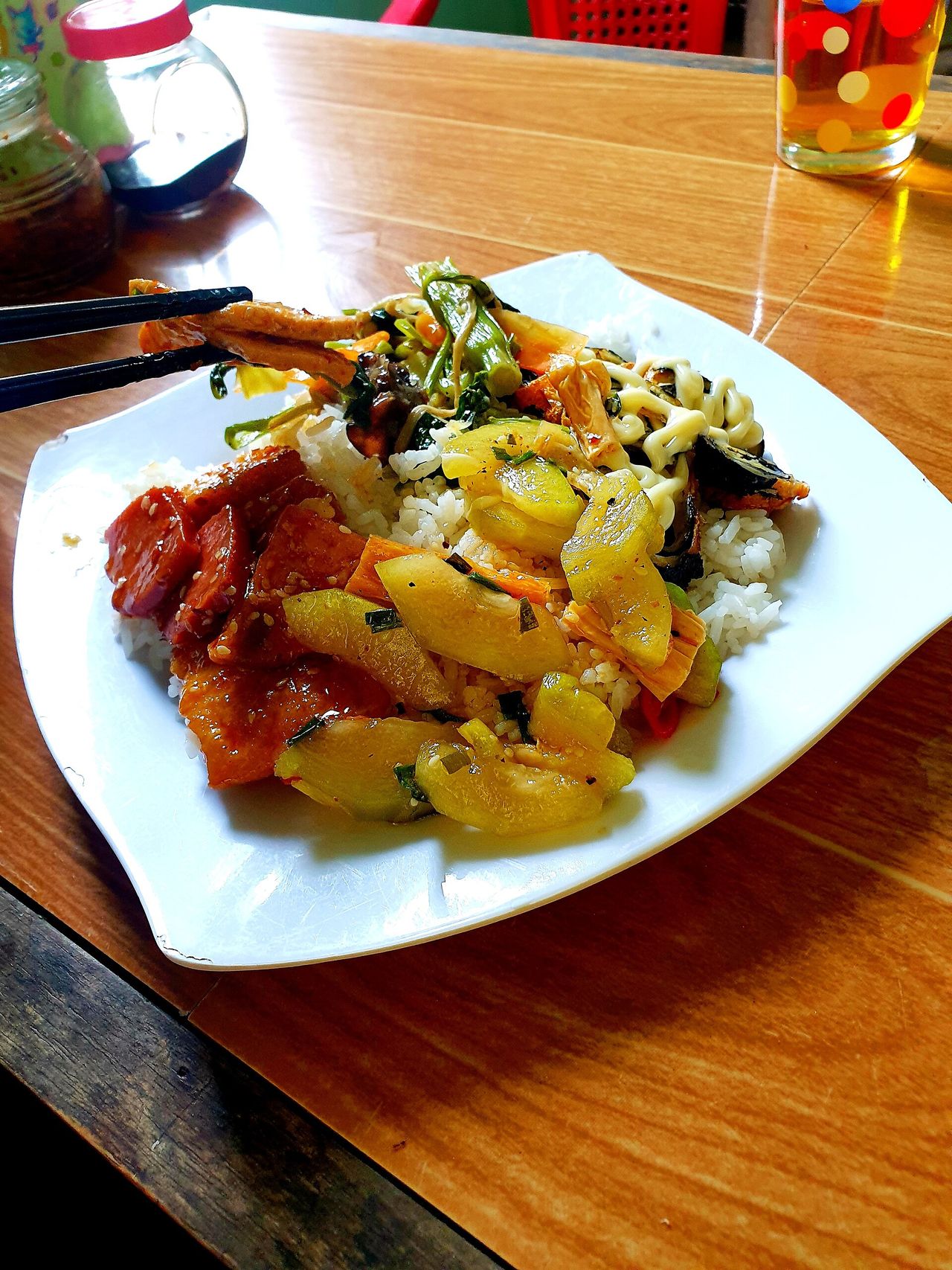 Cơm chay（菜食ごはん）：ご飯に菜食のおかずをのせた皿
