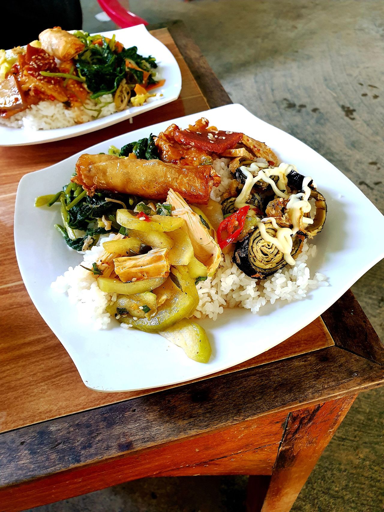 ベトナムの菜食食堂で供される、ご飯に豆腐や野菜をのせた一皿