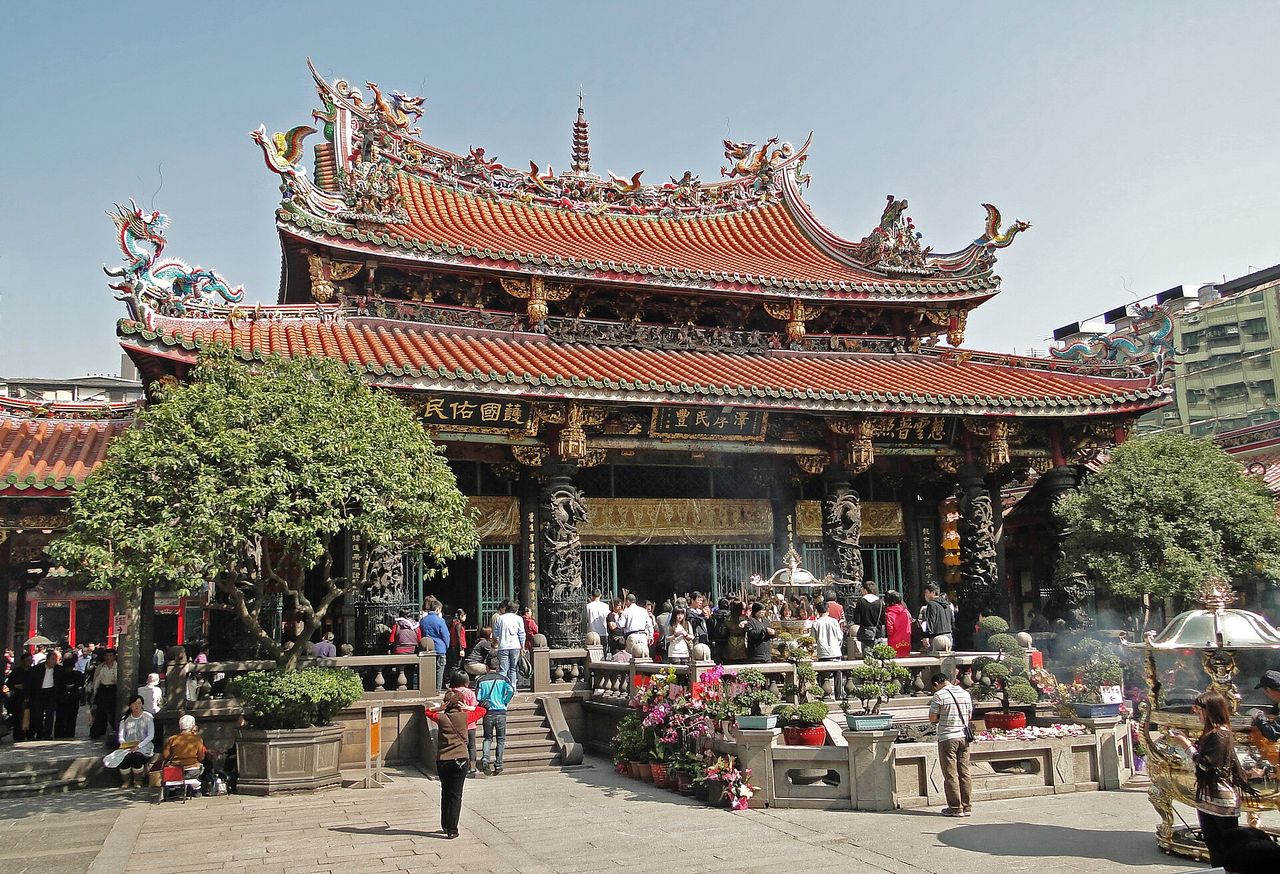 参拝者でにぎわう台北の艋舺龍山寺の本殿