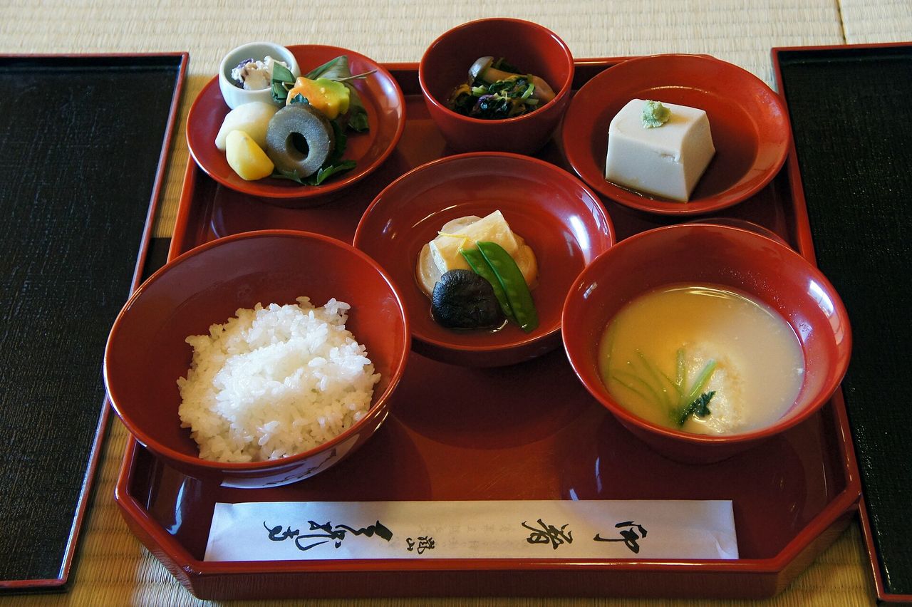 Bữa shojin ryori tại Tenryu-ji trên khay sơn mài đỏ, gồm cơm, đậu phụ mè, rau củ hầm và canh