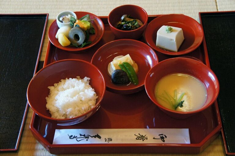 朱漆托盤上的天龍寺精進料理，有白飯、芝麻豆腐、燉煮蔬菜與湯品