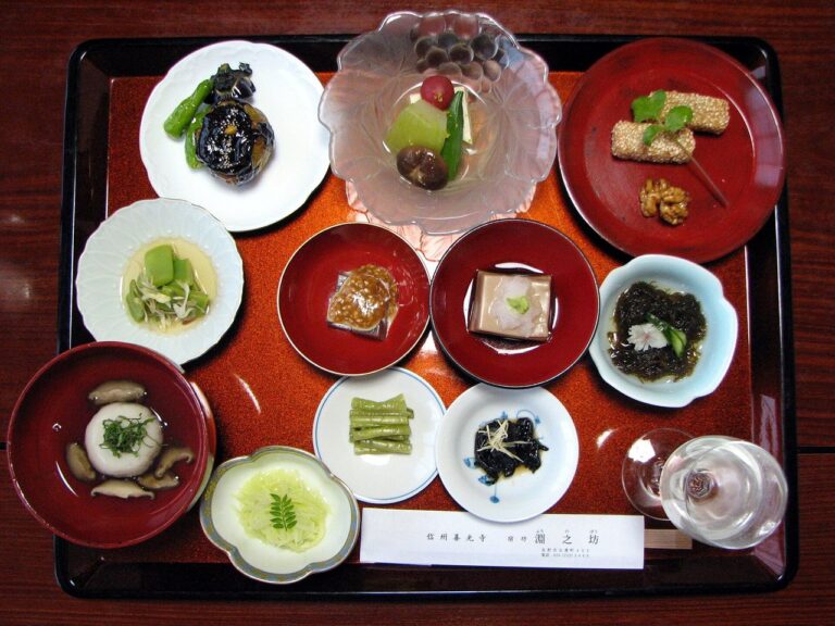 長野一座寺院供應的素食晚餐，小碟擺在漆盤上