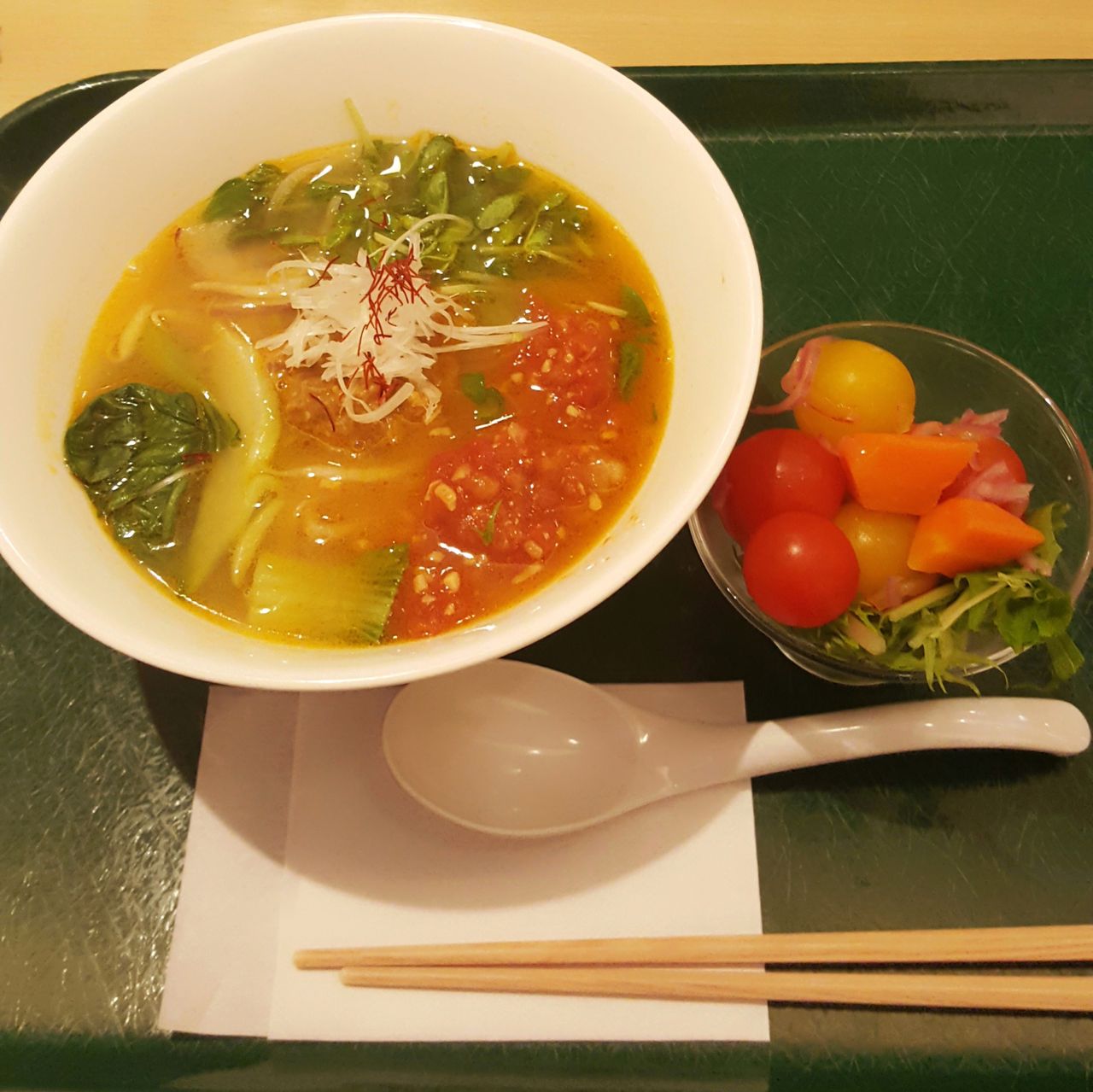 東京駅の店で提供されるヴィーガン向けのラーメンと野菜サラダ