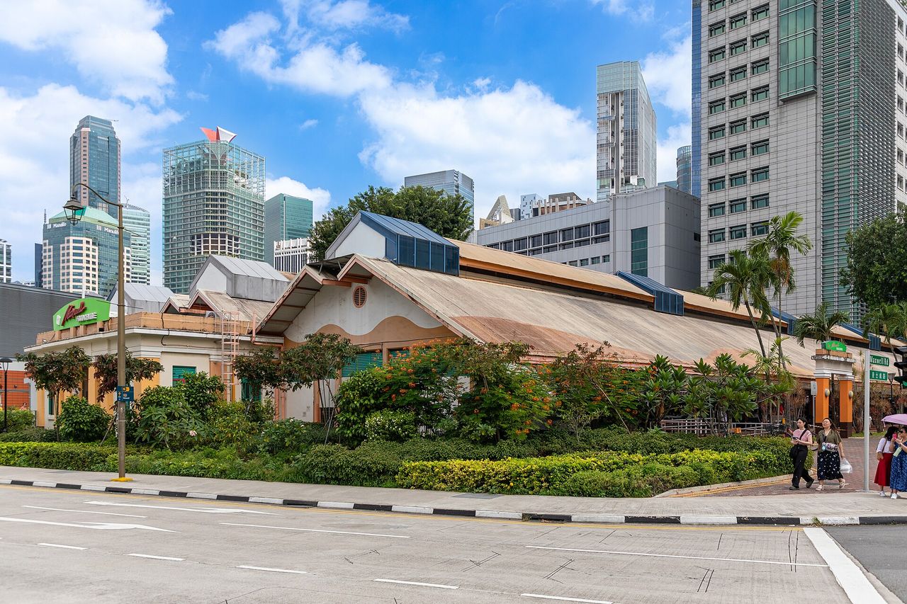 Bên ngoài Maxwell Food Centre, trung tâm ẩm thực hawker ở Singapore