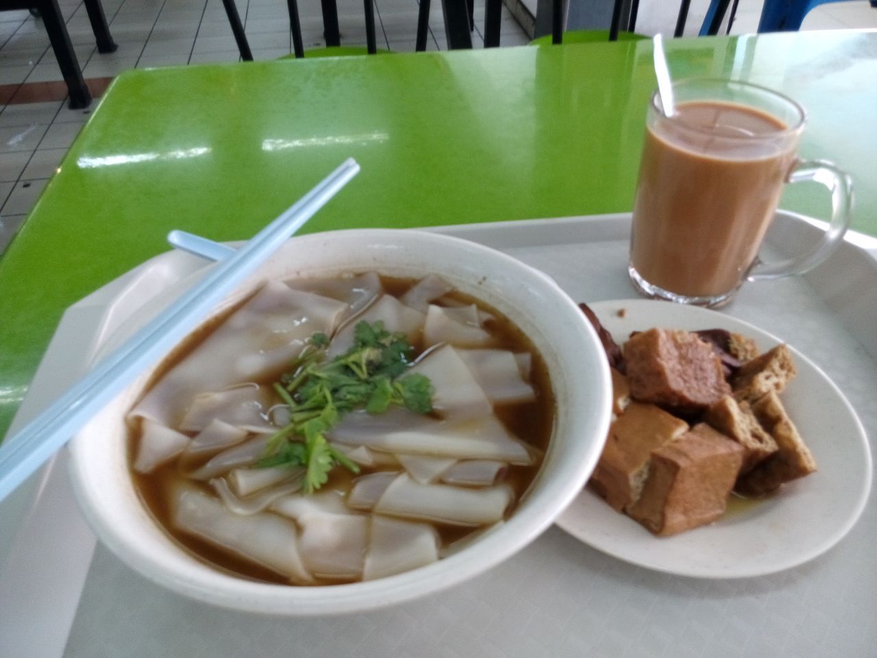 シンガポールの菜食のクエチャップと豆腐の皿、ミルクティー