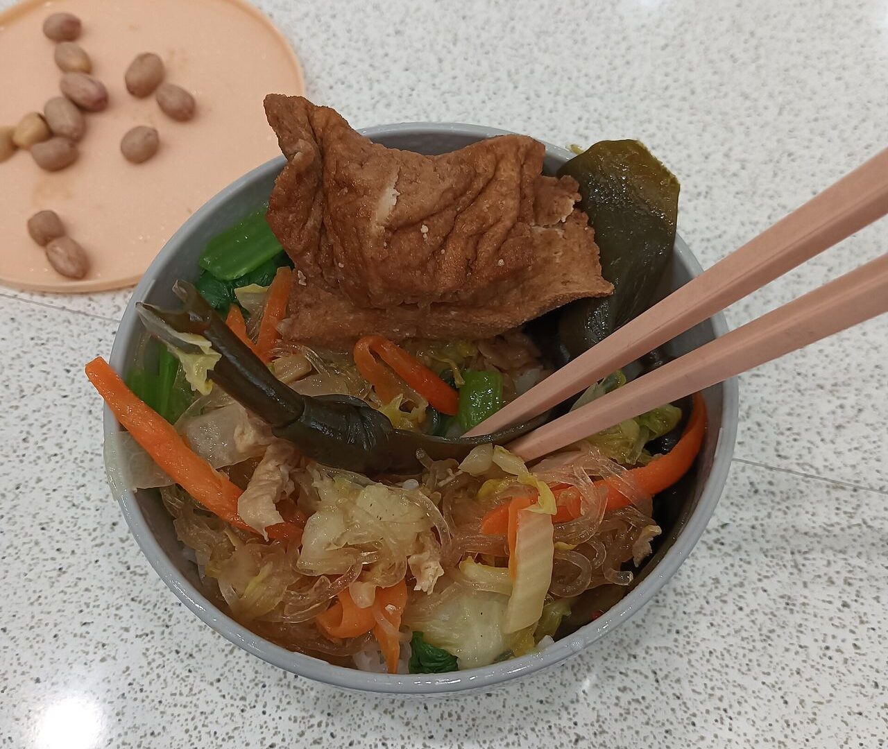 野菜、昆布、春雨などをご飯にのせた台湾の素食の丼