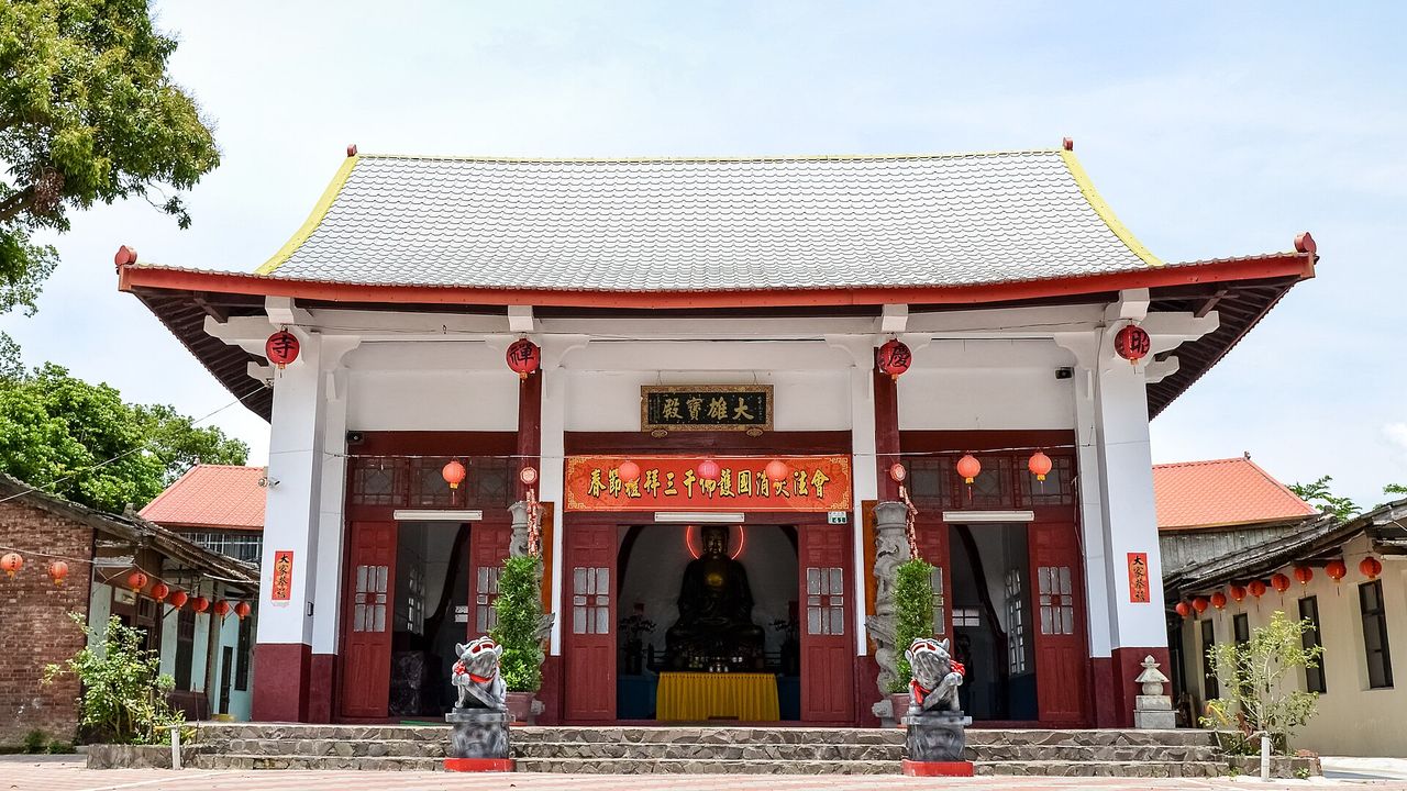 嘉義県大林にある仏教寺院、肇慶寺の大雄宝殿