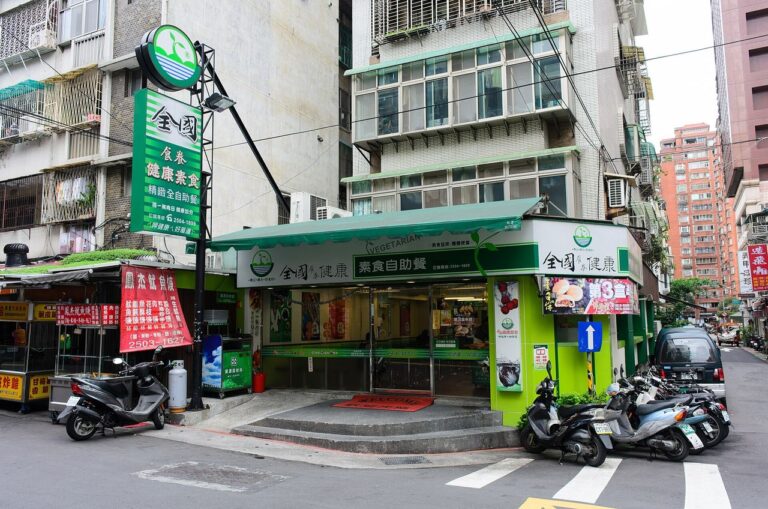 台北市中山区にある「素食自助餐」と「VEGETARIAN」の看板を掲げた素食の店
