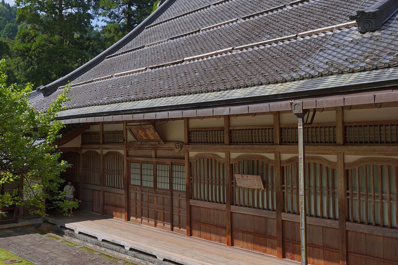 瓦屋根と木の格子窓が続く、永平寺の僧堂の外観