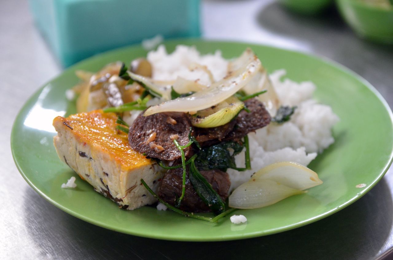 Đĩa cơm với đậu phụ và món xào làm từ đồ chay giả mặn