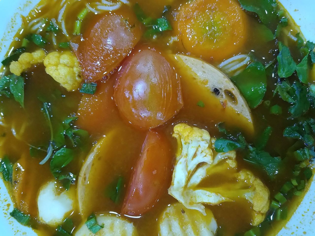 トマトやカリフラワーが入った、ベトナム風の菜食麺スープ
