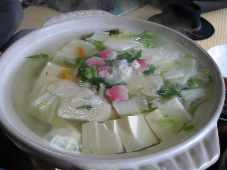京都の龍安寺で供された精進料理の豆腐と野菜の鍋