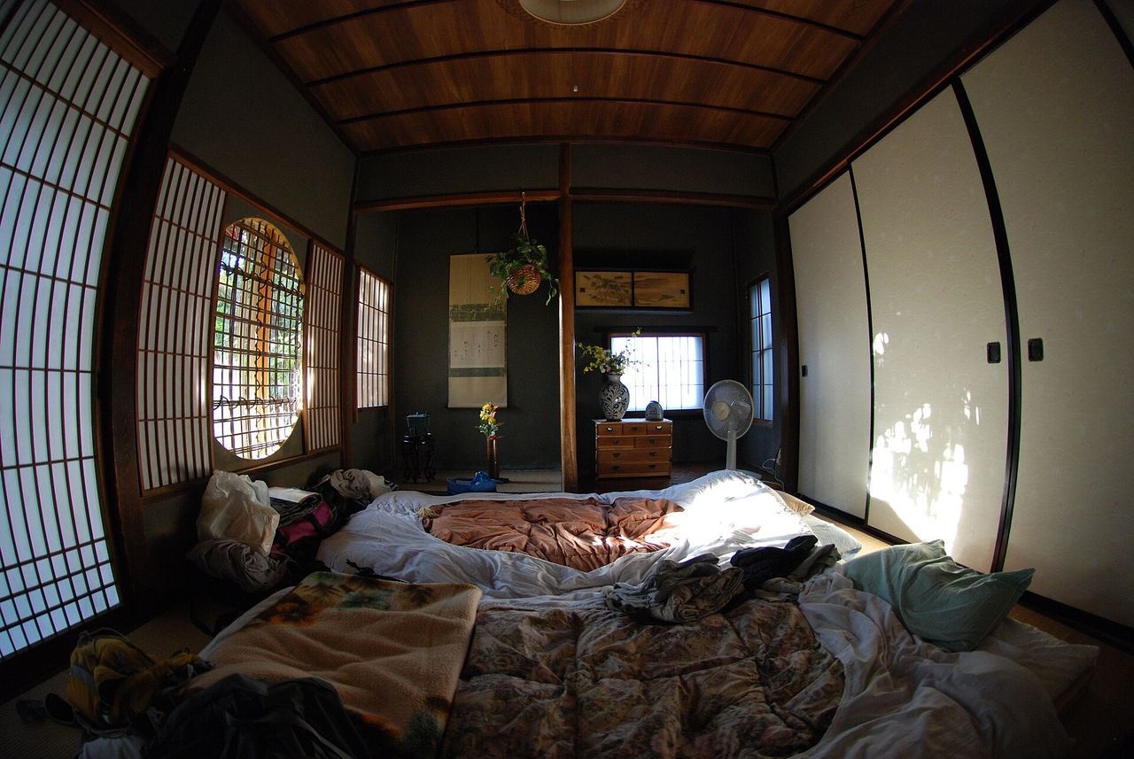 Căn phòng kiểu Nhật có chiếu tatami và nệm futon tại một shukubo