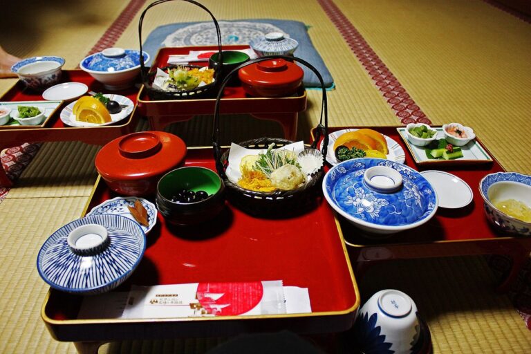 榻榻米上朱漆托盤盛裝的寺院素食餐點