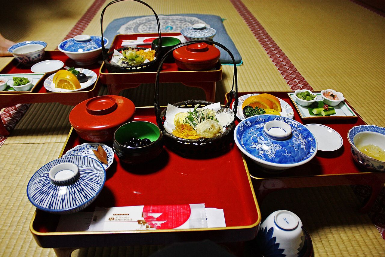 榻榻米上朱漆托盤盛裝的寺院素食餐點