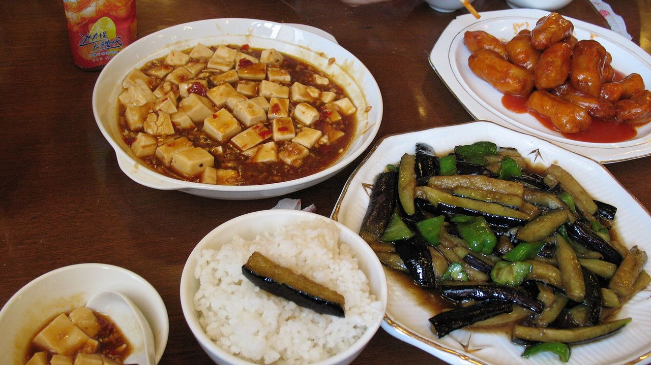 麻婆豆腐や茄子の炒め物などが並ぶ、中国の寺院の料理